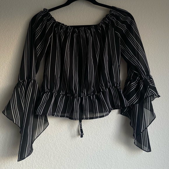 Guess flowy black and white cropped top - Picture 3 of 3
